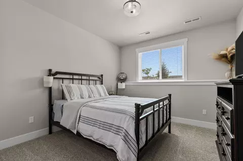 Bedroom - 3001 W Old Oak Dr, Appleton, WI 54913 photo 8 of 9
