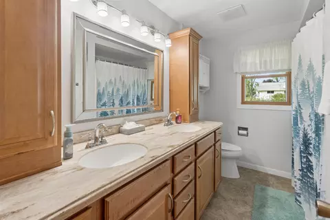 Bath - 620 W Sunset Ave, Appleton, WI 54911 photo 1 of 1