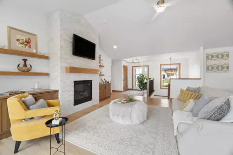 Living - n9263 Laura St, Appleton, WI 54915 photo 5 of 7