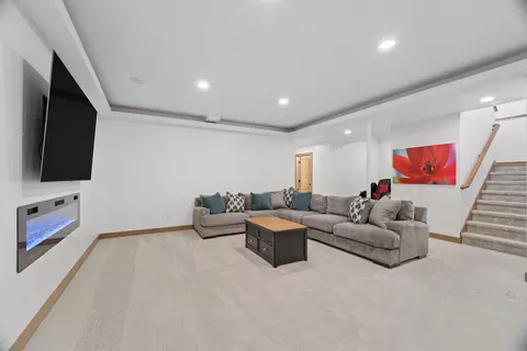 Living - n9263 Laura St, Appleton, WI 54915 photo 6 of 7