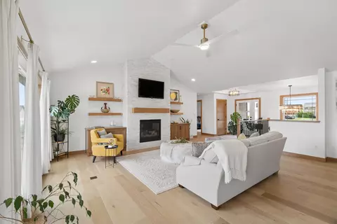 Living - n9263 Laura St, Appleton, WI 54915 photo 2 of 7