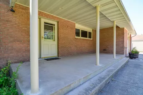 Exterior - 1105 S Timmers Ln, Appleton, WI 54914 photo 2 of 9