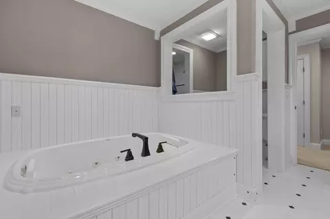 Bath - 140 River Dr, Appleton, WI 54915 photo 3 of 9