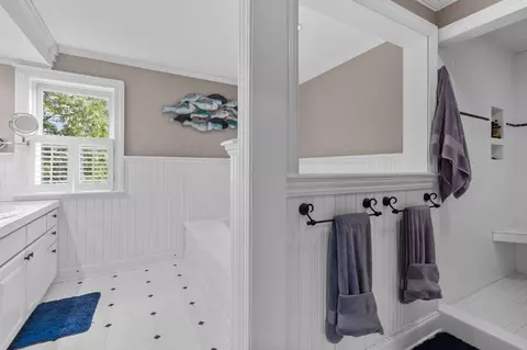 Bath - 140 River Dr, Appleton, WI 54915 photo 5 of 9