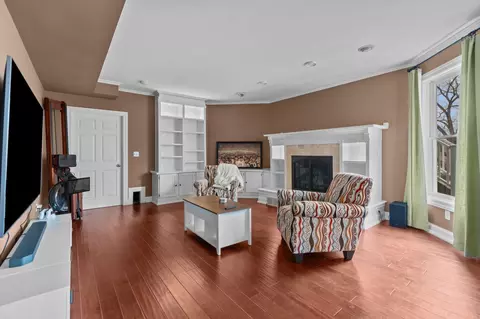 Living - 140 River Dr, Appleton, WI 54915 photo 7 of 8