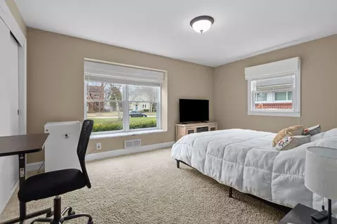Bedroom - 140 River Dr, Appleton, WI 54915 photo 2 of 8
