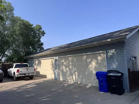 Exterior - 208 E Calumet St, Appleton, WI 54915 photo 2 of 4