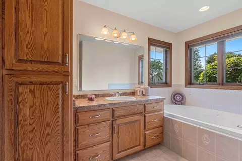 Bath - n9432 Logan Lane, Appleton, WI 54915 photo 4 of 6