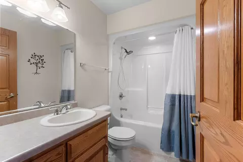 Bath - n9432 Logan Lane, Appleton, WI 54915 photo 3 of 6