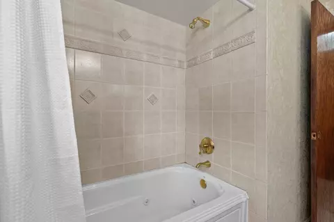 Bath - 630 W Capitol Dr, Appleton, WI 54911 photo 2 of 8