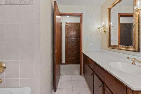Bath - 630 W Capitol Dr, Appleton, WI 54911 photo 3 of 8