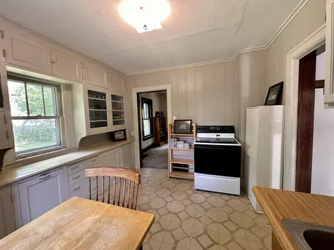 Kitchen - 516 E Maple St, Appleton, WI 54915 photo 2 of 5