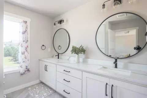 Bath - n9270 Laura St, Appleton, WI 54915 photo 1 of 4