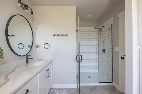Bath - n9270 Laura St, Appleton, WI 54915 photo 2 of 4