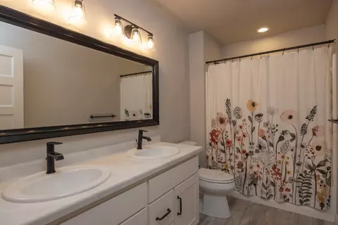 Bath - n9270 Laura St, Appleton, WI 54915 photo 4 of 4