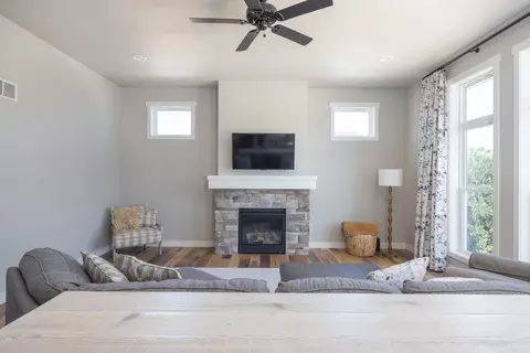 Living - n9270 Laura St, Appleton, WI 54915 photo 2 of 2