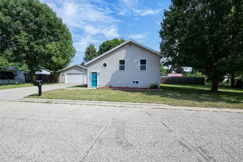 215 7th St, Oconto, WI 54153
