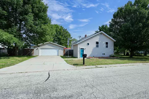 215 7th St, Oconto, WI 54153