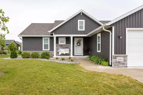 Exterior - 2901 E Turquoise Ln, Appleton, WI 54913 photo 4 of 10