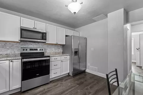 Kitchen - 402 E Harding Dr, Appleton, WI 54915 photo 3 of 4