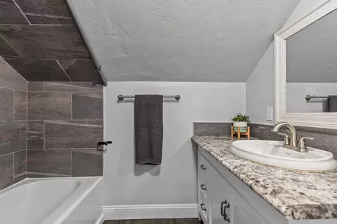 Bath - 402 E Harding Dr, Appleton, WI 54915 photo 3 of 4