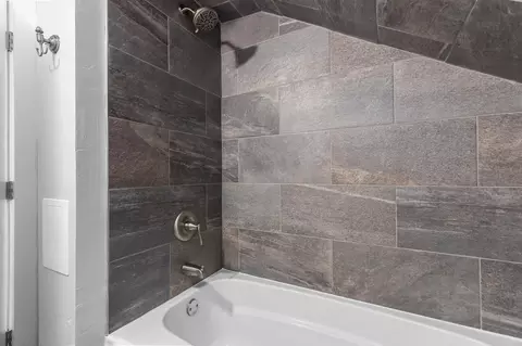 Bath - 402 E Harding Dr, Appleton, WI 54915 photo 4 of 4