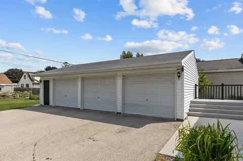 Exterior - 402 E Harding Dr, Appleton, WI 54915 photo 5 of 5