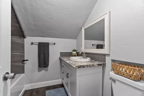 Bath - 402 E Harding Dr, Appleton, WI 54915 photo 2 of 4