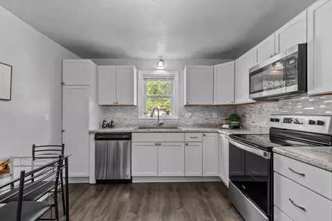 Kitchen - 402 E Harding Dr, Appleton, WI 54915 photo 4 of 4