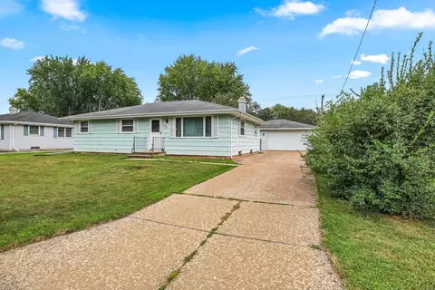 1146 Honeysuckle Ln, Neenah, WI 54956