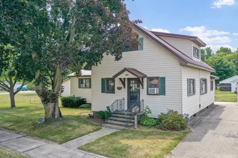 120 5th St, Oconto, WI 54153