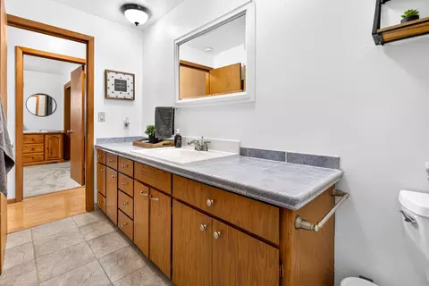 Bath - 731 E Harding Dr, Appleton, WI 54915 photo 2 of 3