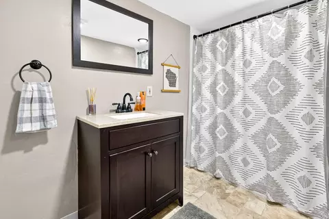 Bath - 731 E Harding Dr, Appleton, WI 54915 photo 3 of 3