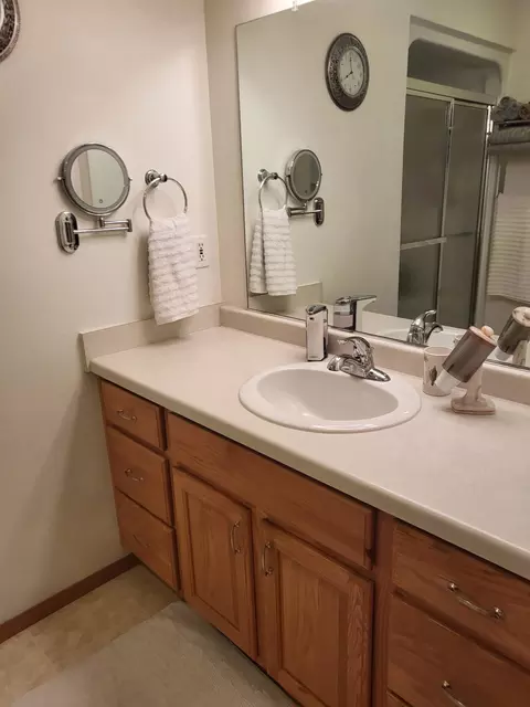 Bath - 209 Windfield Ct, Wrightstown, WI 54180 photo 2 of 3