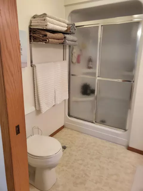 Bath - 209 Windfield Ct, Wrightstown, WI 54180 photo 1 of 3