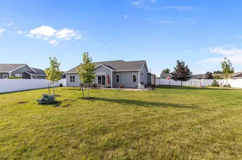 Exterior - 2818 W Hidden Pine Dr, Appleton, WI 54913 photo 4 of 6