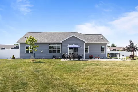 Exterior - 2818 W Hidden Pine Dr, Appleton, WI 54913 photo 2 of 6