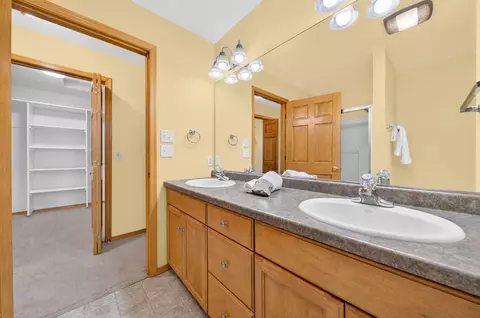 Bath - 4718 W Chicory Ln, Appleton, WI 54914 photo 2 of 7