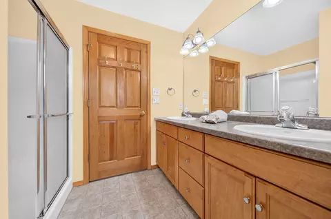 Bath - 4718 W Chicory Ln, Appleton, WI 54914 photo 3 of 7