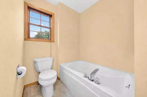 Bath - 4718 W Chicory Ln, Appleton, WI 54914 photo 5 of 7