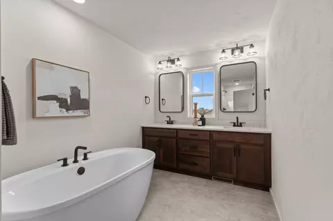 Bath - 3600 E Golden Gate Dr, Appleton, WI 54913 photo 2 of 4
