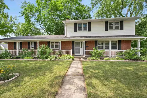 611 Waubaunuqua Trl, De Pere, WI 54115