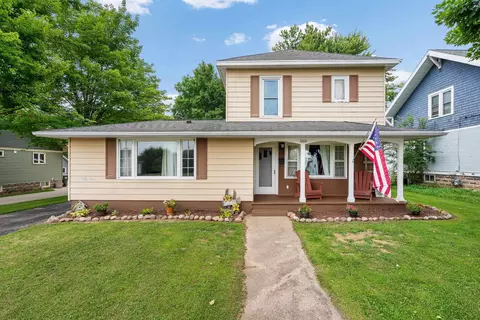 1010 S Pearl St, New London, WI 54961
