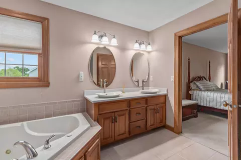 Bath - 224 E Carrington Ln, Appleton, WI 54913 photo 2 of 4