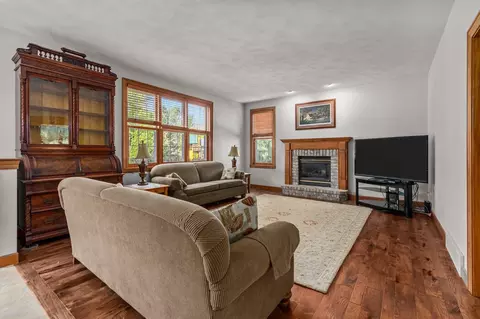 Living - 224 E Carrington Ln, Appleton, WI 54913 photo 2 of 4