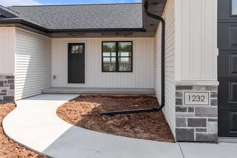 Exterior - 1232 S Kensington Dr, Appleton, WI 54915 photo 4 of 7