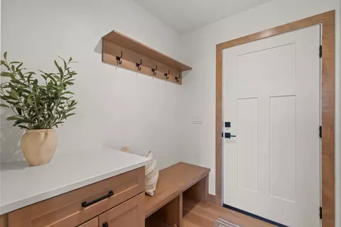 Entry Way - 1232 S Kensington Dr, Appleton, WI 54915 photo 4 of 5