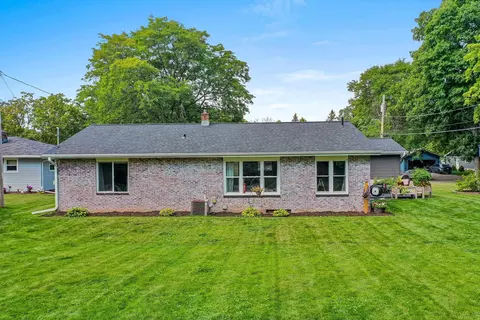 Exterior - 1221 E Hanson Dr, Appleton, WI 54915 photo 3 of 18