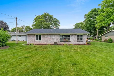 Exterior - 1221 E Hanson Dr, Appleton, WI 54915 photo 4 of 18