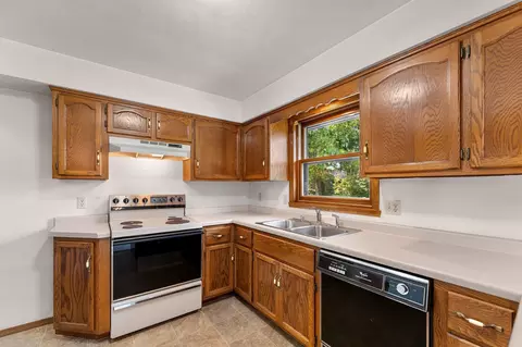 Kitchen - 4718 W Periwinkle Ct, Appleton, WI 54914 photo 2 of 5